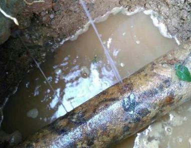 旅顺口楼顶渗水维修公司分享下地暖漏水的原因及检测方法。